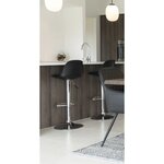 2 chaises de bar noires avec pieds chromés