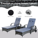 Lot de 2 transats bains de soleil grand confort : matelas  têtière  inclinaison réglable multipositions  accoudoirs  roulettes + table basse verre trempé résine tressée gris