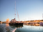 SMARTBOX - Coffret Cadeau Balade en catamaran pour 2 adultes et 1 enfant depuis La Rochelle au coucher du soleil -  Sport & Aventure