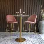 2 chaises de bar en velours rose avec pieds en laiton