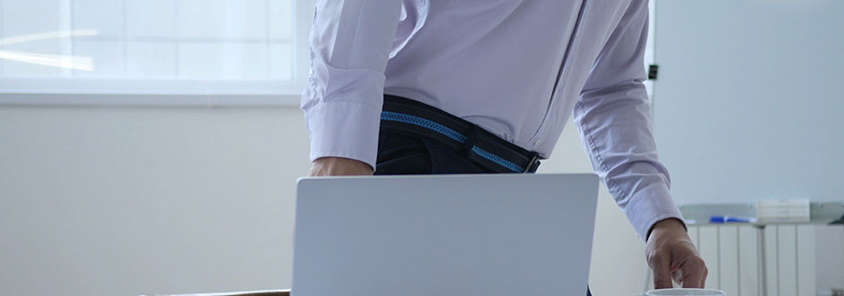 Professionnel quittant son entreprise avant une période de fermeture estivale