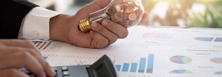 dirigeant cherchant à faire des économies sur ses factures d’énergie