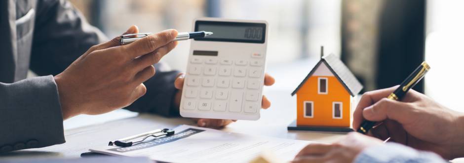 deux personnes vérifiant avec une calculatrice le montant d’un contrat d’énergie