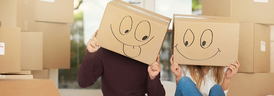 étudiants dans les cartons pour leur déménagement