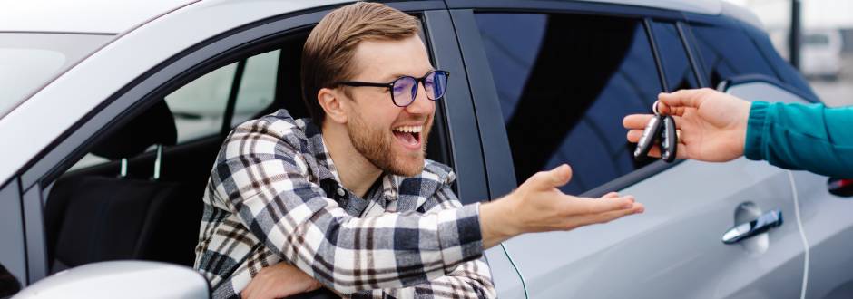 acheteur qui récupère les clés de sa voiture d’occasion après achat