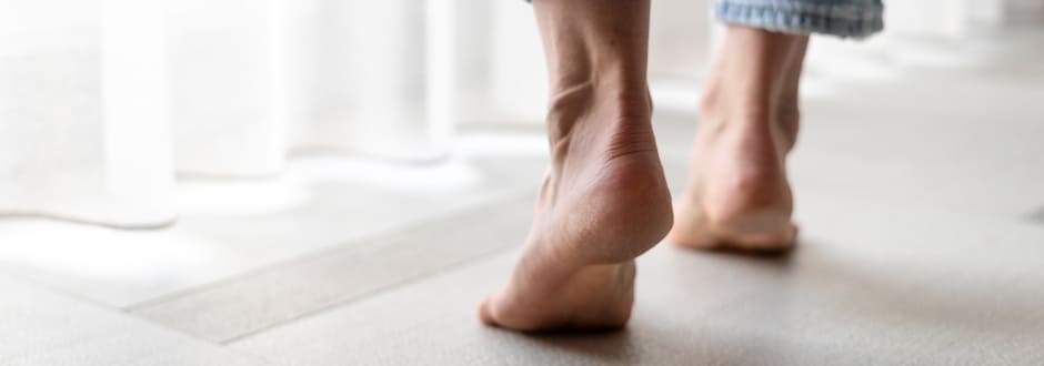 pieds sur un sol chauffé à l&apos;électrique