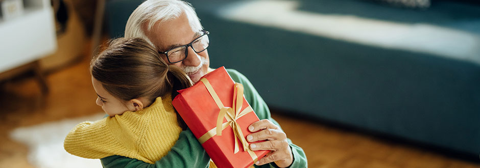 petite fille qui remercie son grand-père pour le cadeau reçu
