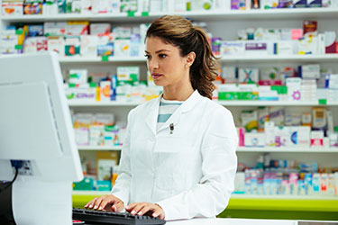 pharmacienne devant son ordinateur