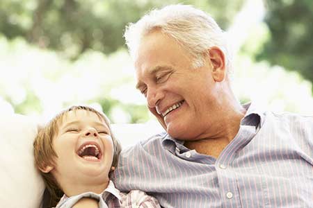Image d&apos;un enfant riant avec son grand-père