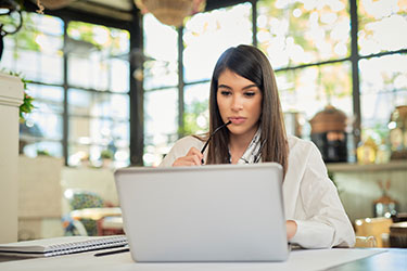 cheffe d'entreprise en pleine sélection d’un fournisseur d’énergie pour ses locaux