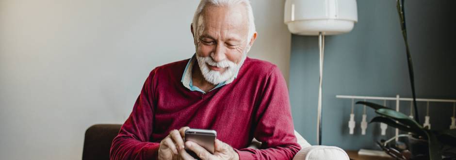 senior sur son smartphone