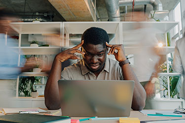 employé subissant une coupure d’internet en entreprise