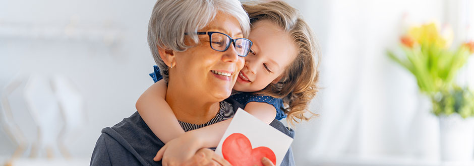 grand-mère écrivant une carte postale à sa petite fille