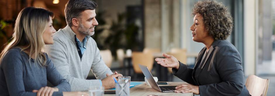 couple en plein rendez-vous avec leur conseillère bancaire