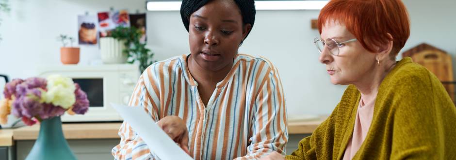 deux personnes regardant des justificatifs de domicile