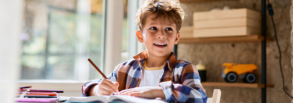 enfant révisant avec un cahier de vacances La Poste