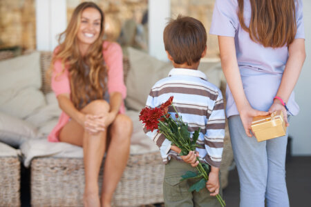 Enfants offrant un cadeau à leur mère