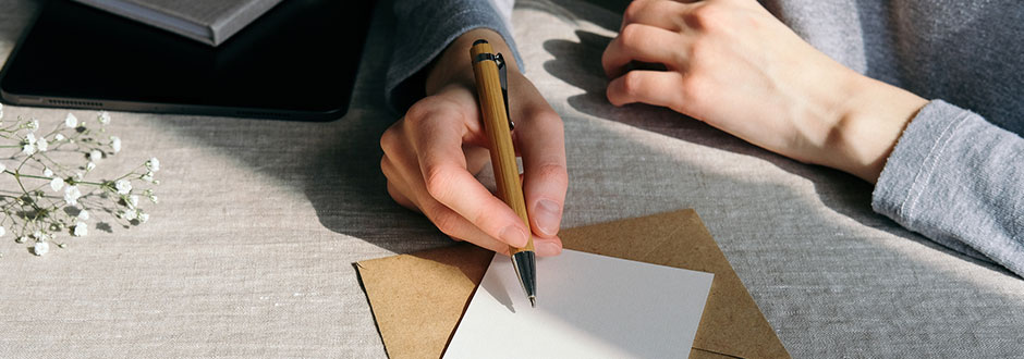 personne commençant à s’écrire une lettre pour le futur