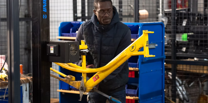 Réparateur de cycles formé par Nouvelle Attitude