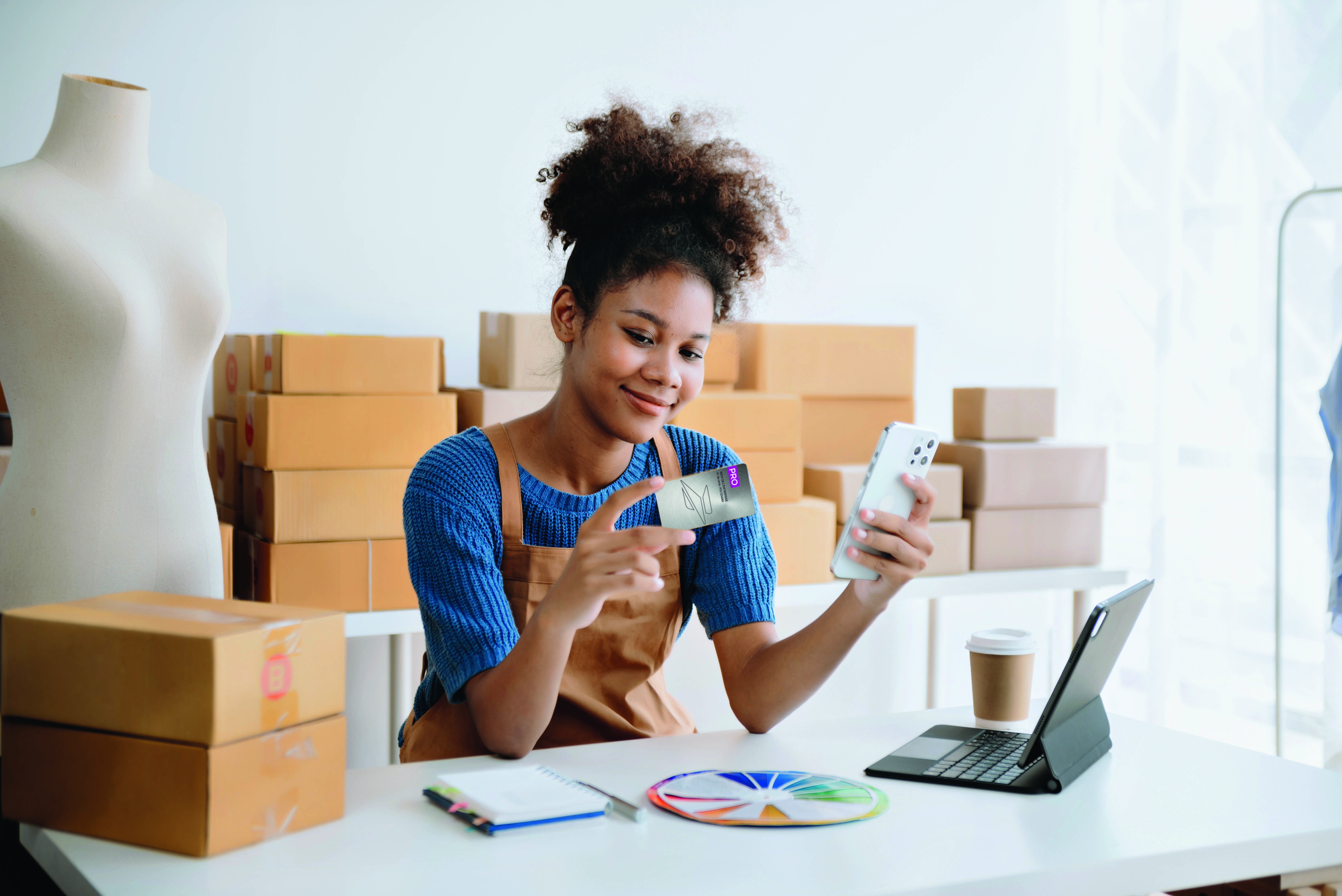 Femme tenant la carte Pro