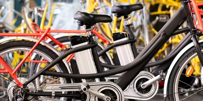 Vélo à assistance électrique de facteur