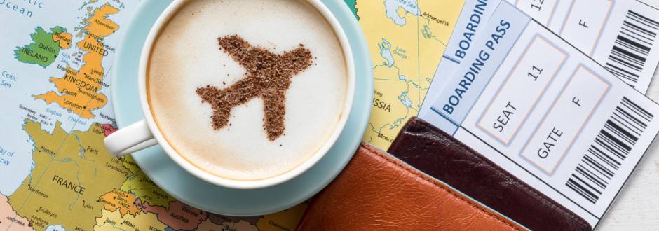 billets d’avion, carte de l’Europe et tasse de café avec un dessin d’avion