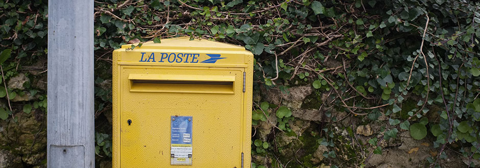 boîte aux lettres jaune La Poste