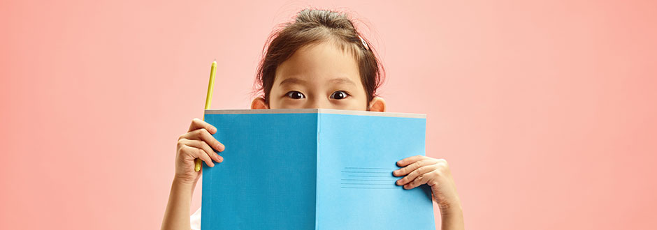 enfant avec son cahier de vacances