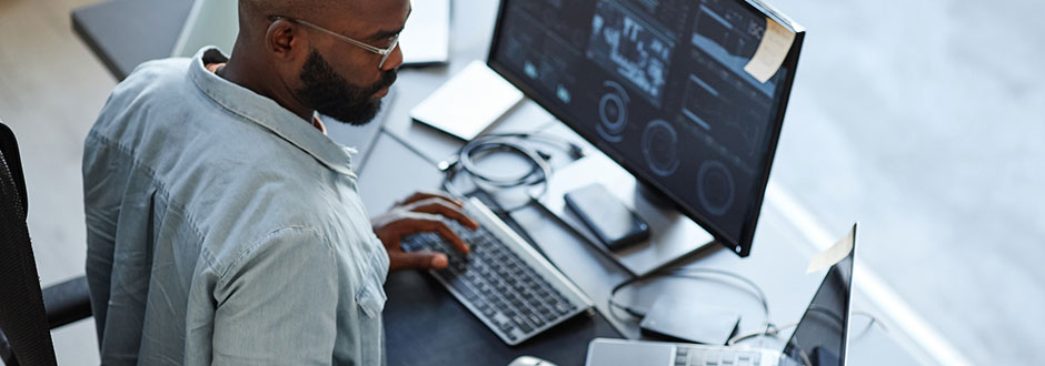 employé de bureau en plein travail sur son ordinateur