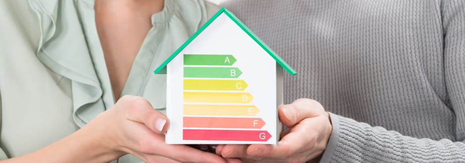 Maison représentant l&apos;échelle d&apos;évaluation du DPE