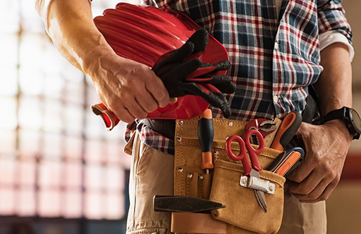 Petits travaux de bricolage : être aidé à domicile en sécurité