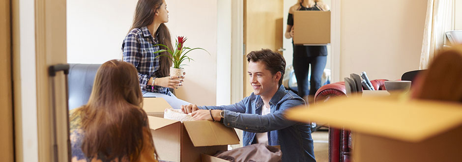 étudiants préparant des cartons pour leur premier déménagement