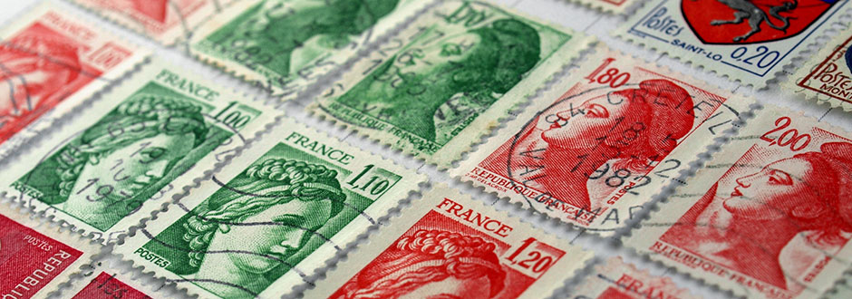 Rangées de timbres français rouges et verts utilisés pour l'affranchissement du courrier