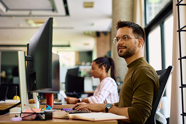 employé de bureau en plein travail