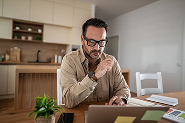 homme en télétravail à son domicile