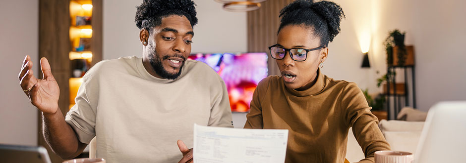 Couple essayant de comprendre leur facture d’énergie