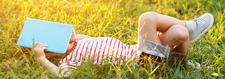 enfant qui révise avec un cahier de vacances