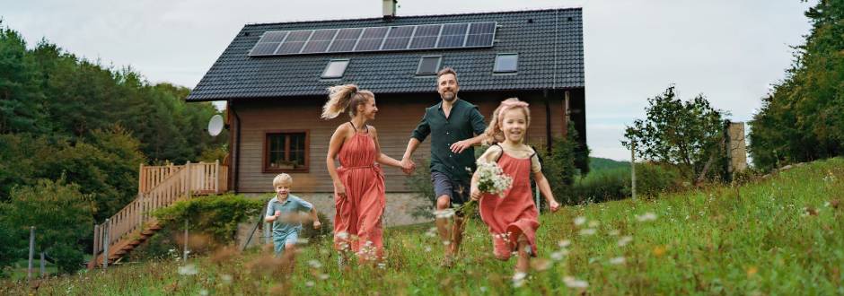 famille dans une maison avec des panneaux solaires