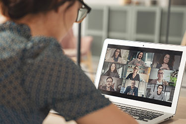 employée de bureau en pleine visioconférence avec ses collègues