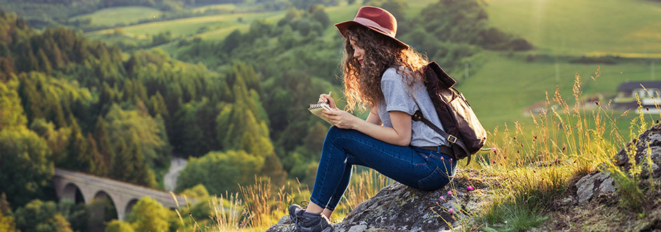 femme pratiquant le journaling en extérieur