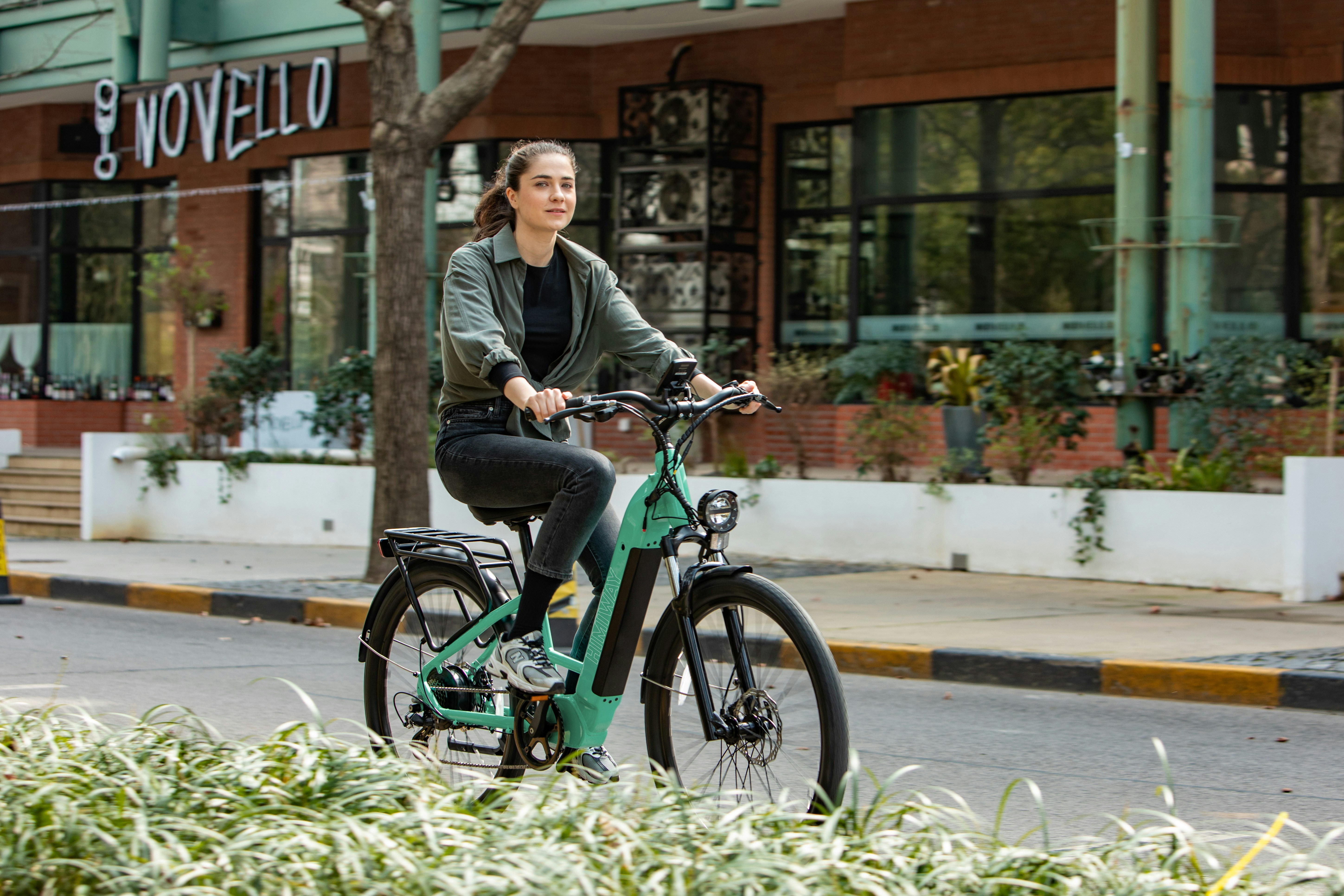 une femme sur un vélo vert 