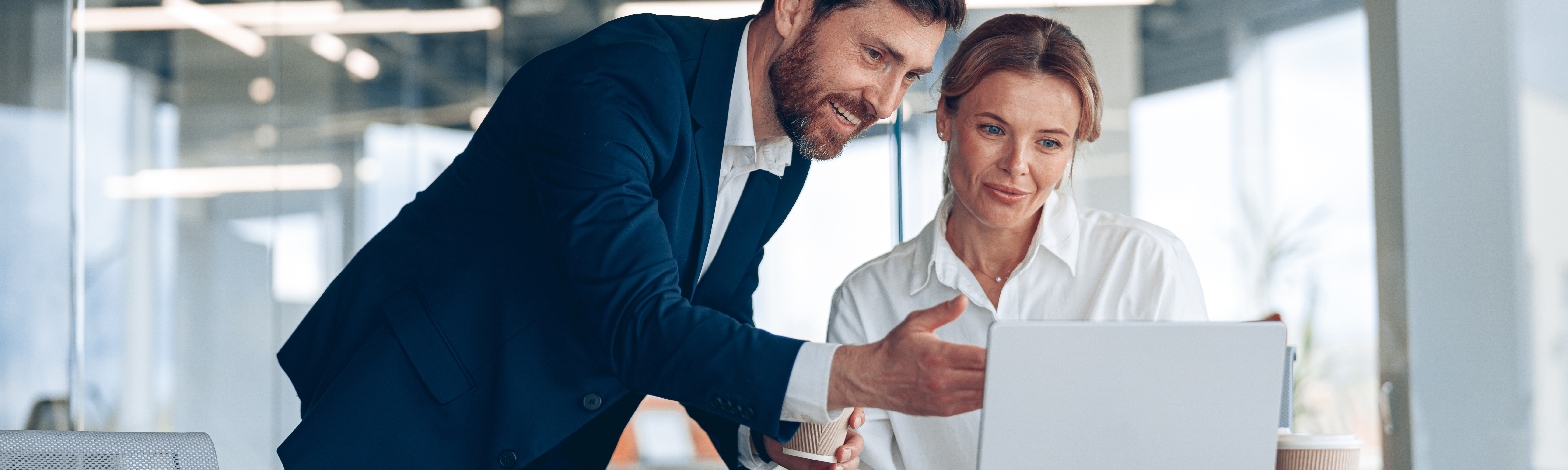 Professionnels consultant une facture électronique sur ordinateur pour comprendre sa mise en œuvre et ses obligations en entreprise