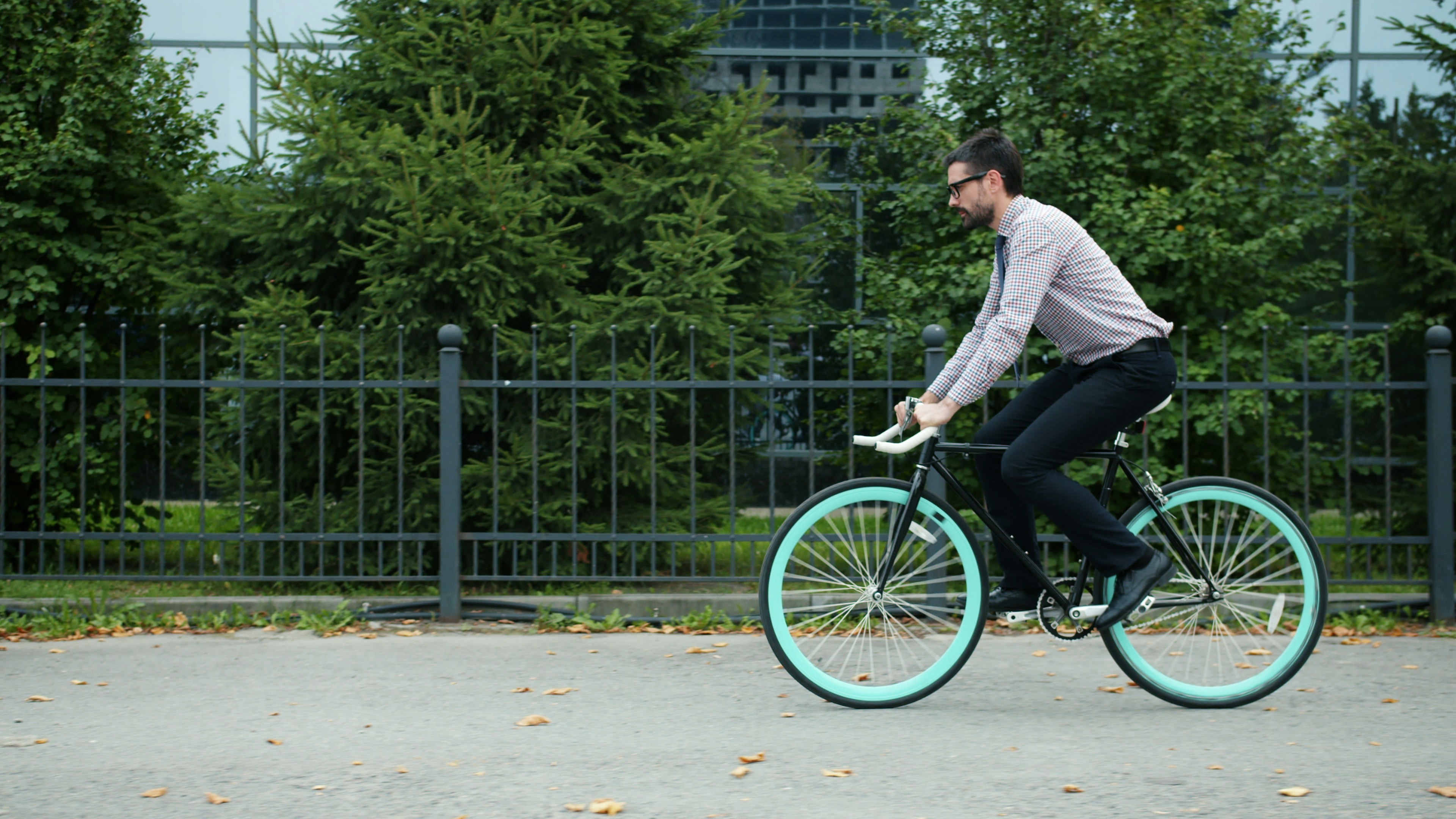 monsieur sur un vélo