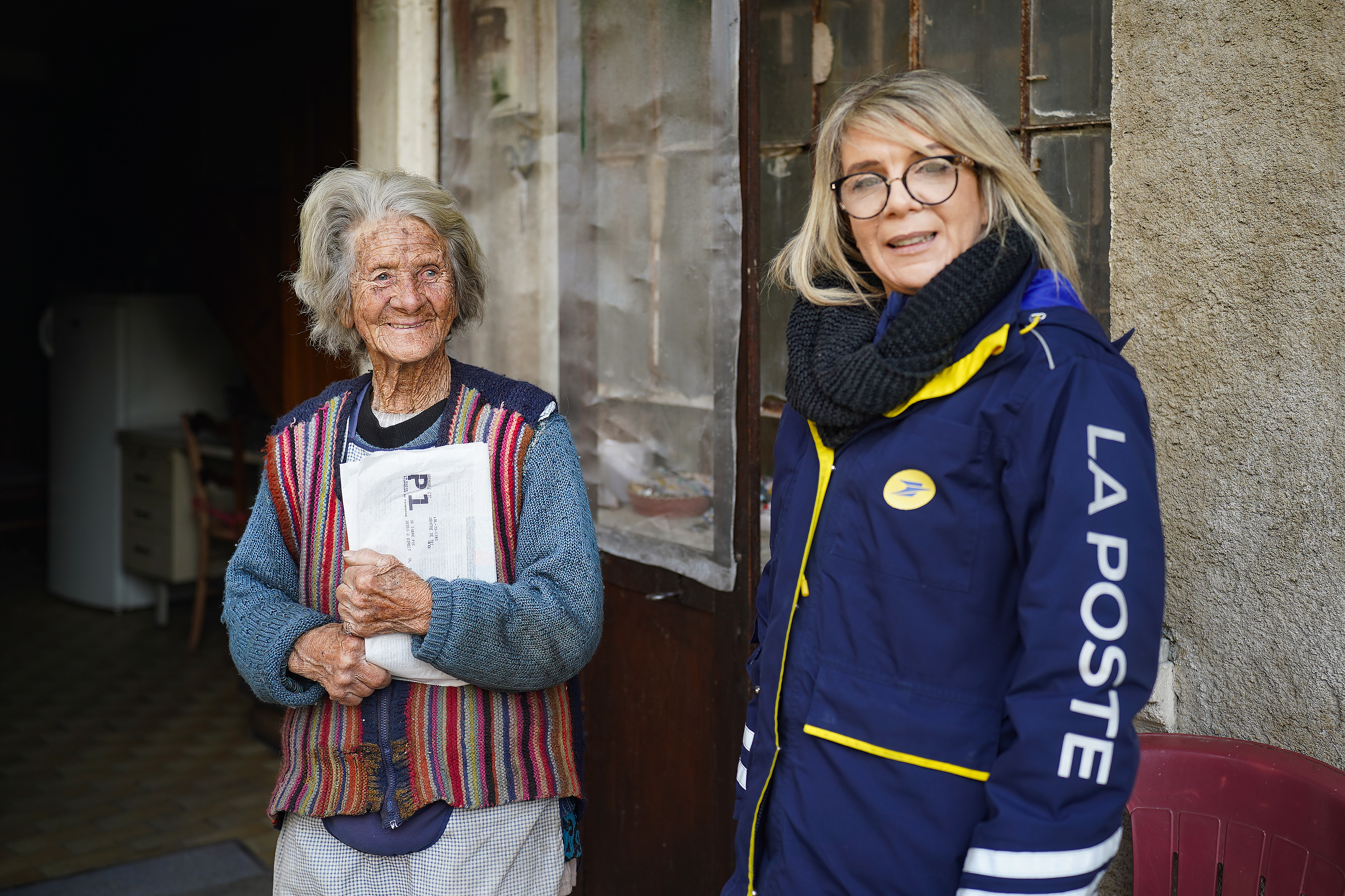 Agent La Poste avec une personne âgée