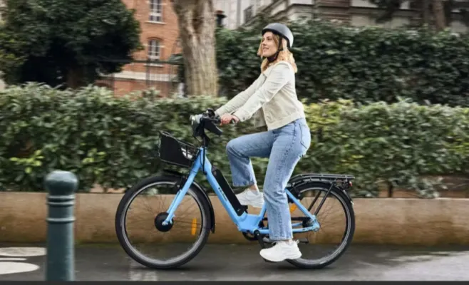 Dame sur un vélo veligo