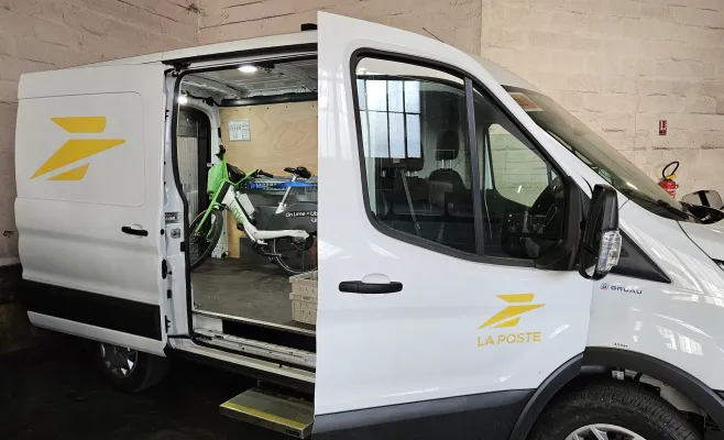 Un vélo dans un camion La Poste