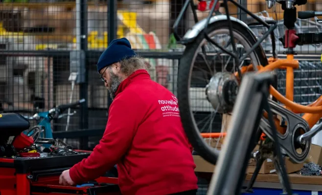 Monsieur qui fait la maintenance des vélos