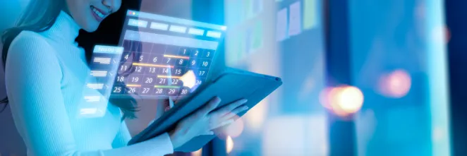 Une femme tient un ordinateur dans ses mains avec un calendrier en hologramme.