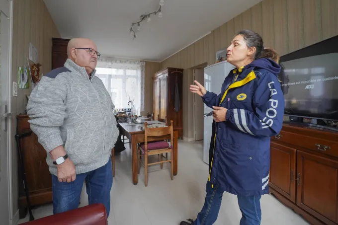 Visuel d'illustration factrice parle avec un homme dans un téléviseur