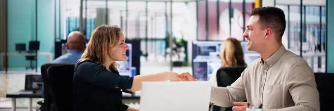 deux prestataires se serrant la main lors d'une négociation